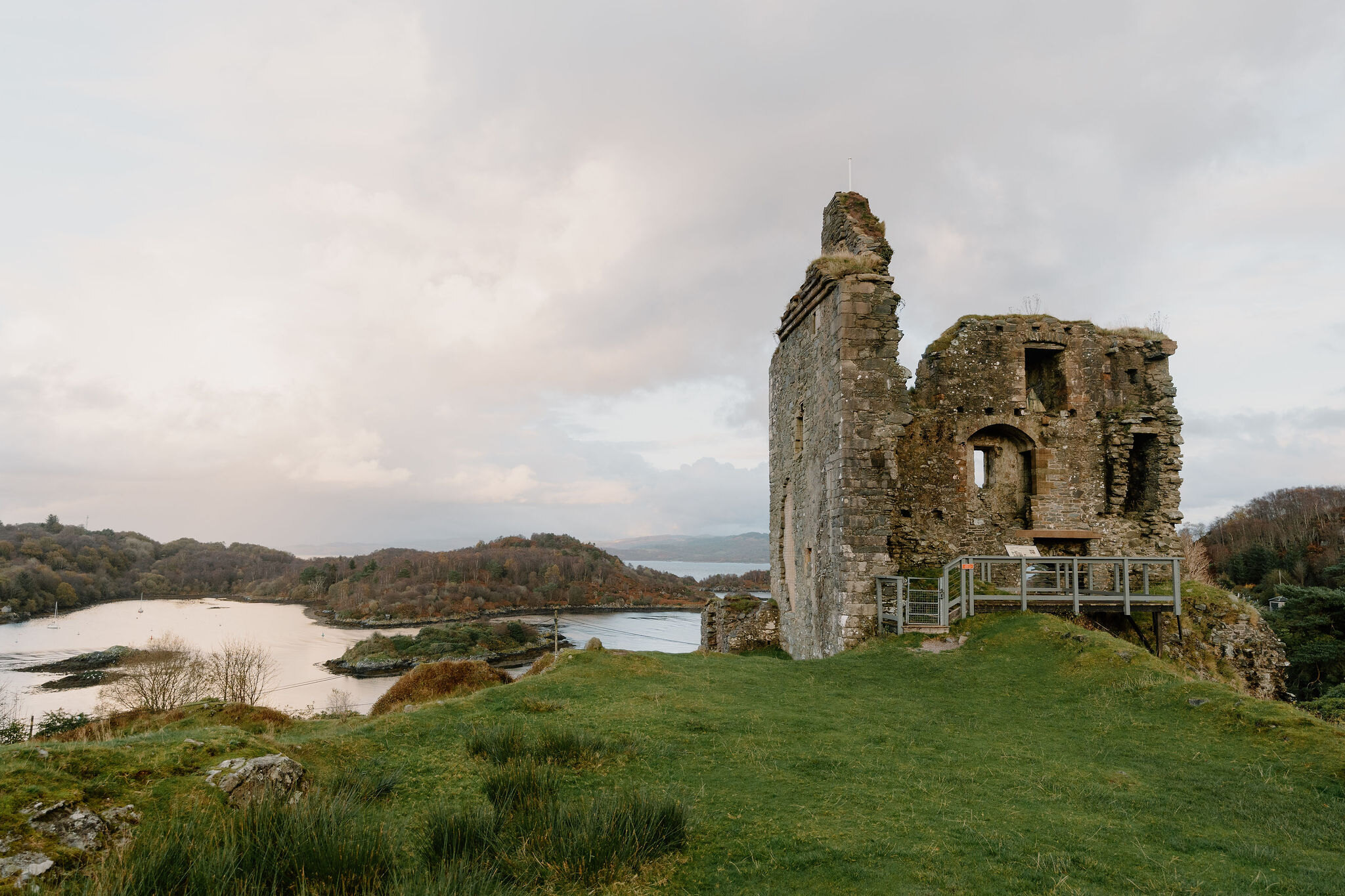 A walk up to Tarbert Castle above the harbour