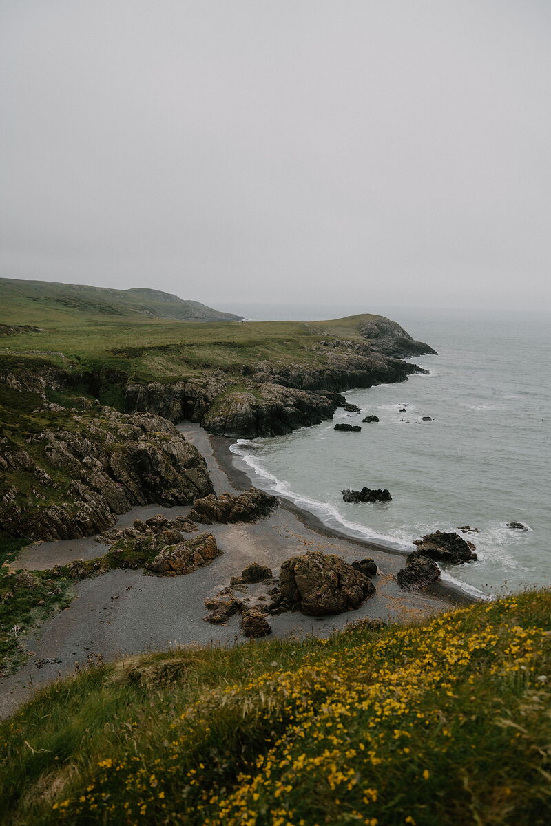 Killantringan Bay and its lighthouse