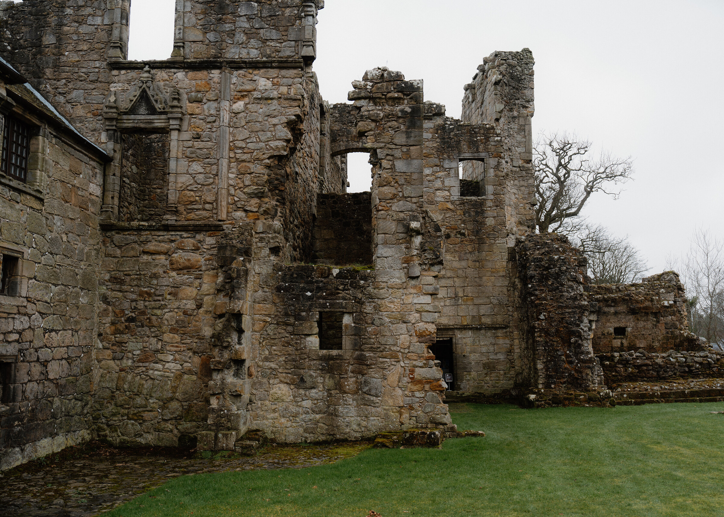 Aberdour Castle and lunch at the Aberdour Hotel