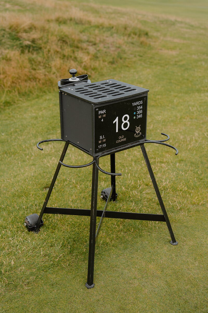 A hole-marker box gives the par and yardage for the Old Course's eighteenth hole.