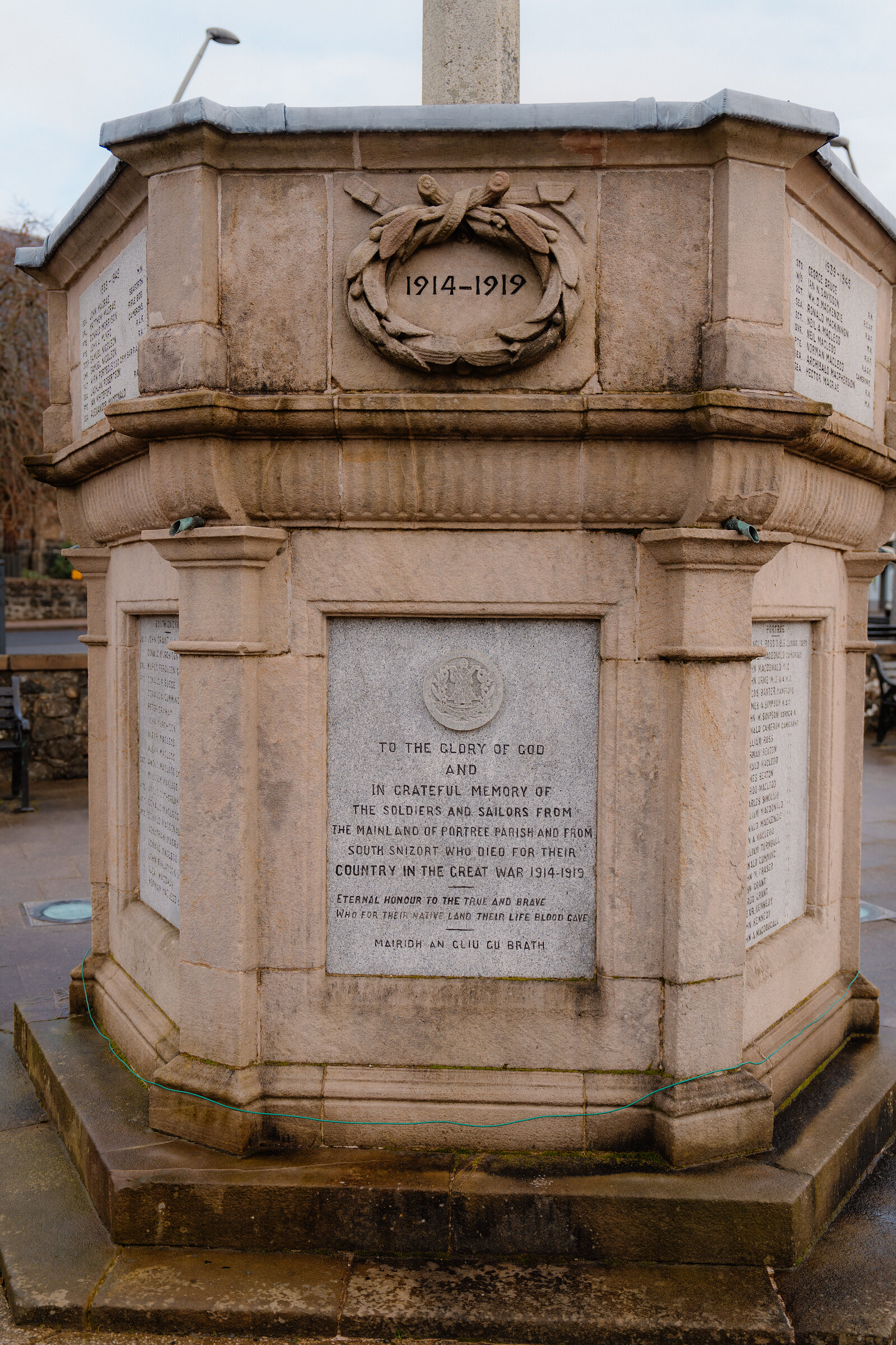 A war memorial plinth reads 'To the glory of God, 1914-1919' with a carved wreath above.