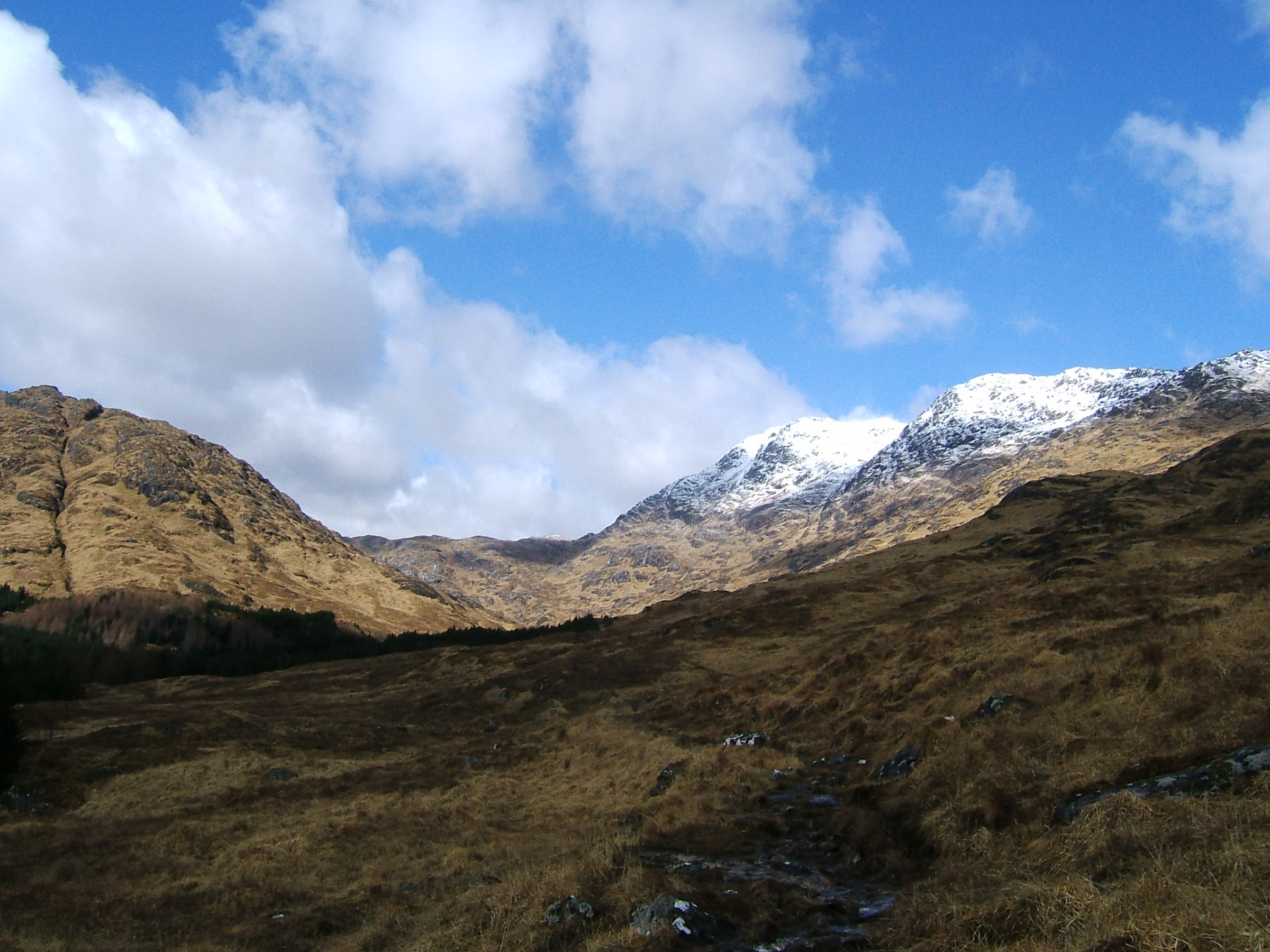 The snow-capped tops of Garbh Chìoch Mhòr and Garbh Chìoch Bheag at the head of the glen.