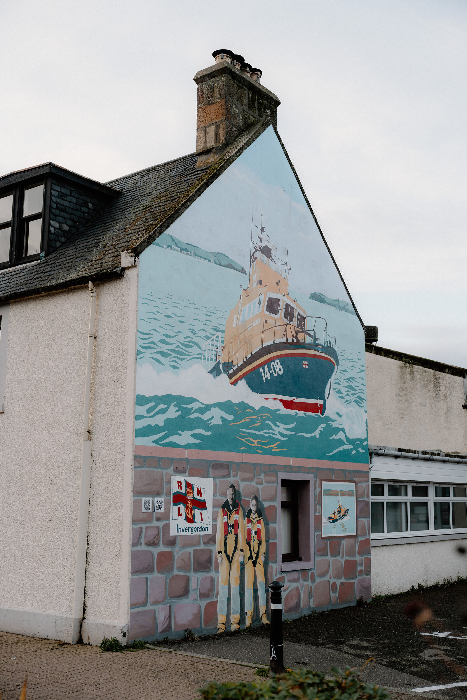 A mural of an RNLI lifeboat and crew decorates a gable end in Invergordon, Ross and Cromarty.