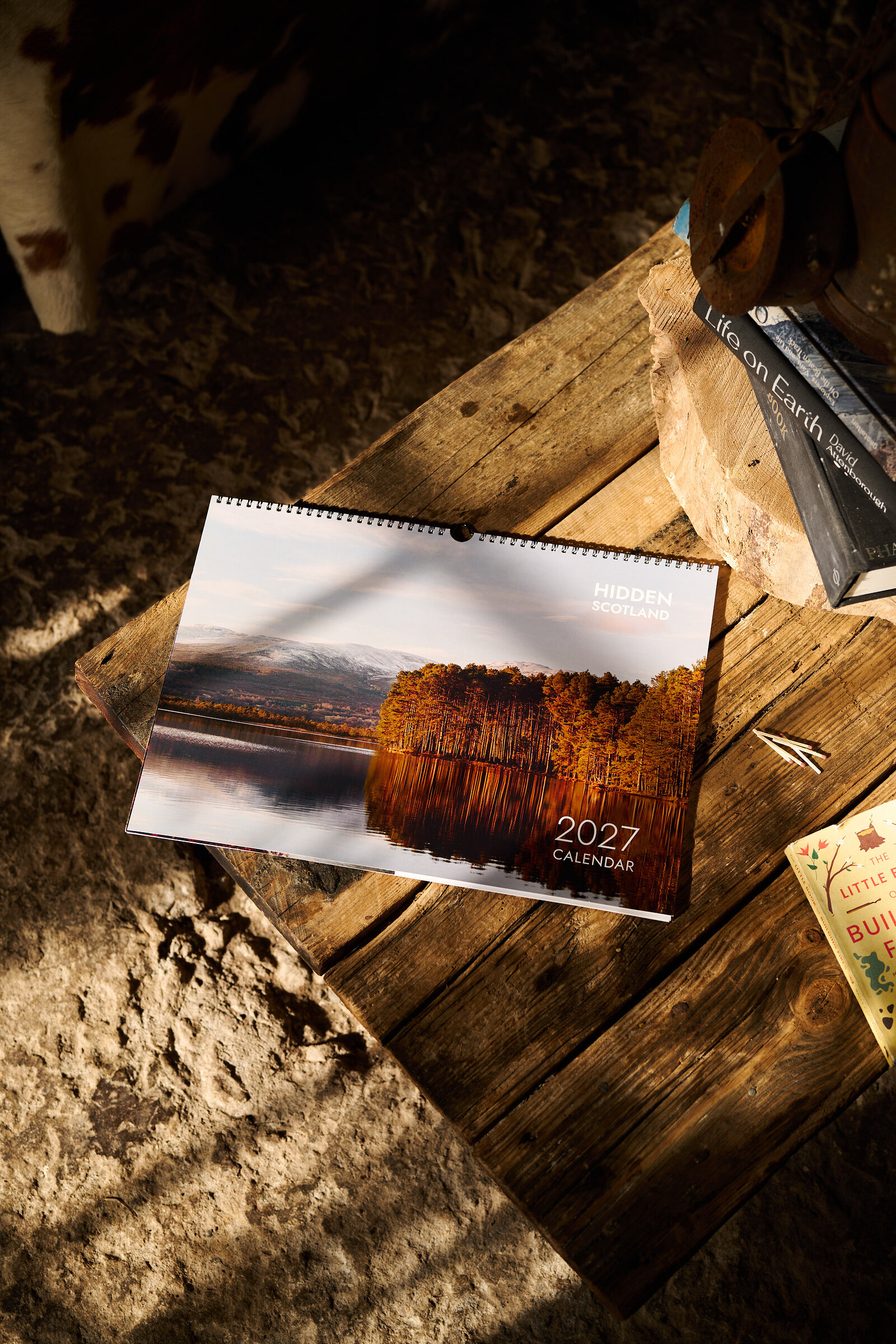 The 2027 calendar on a wooden table