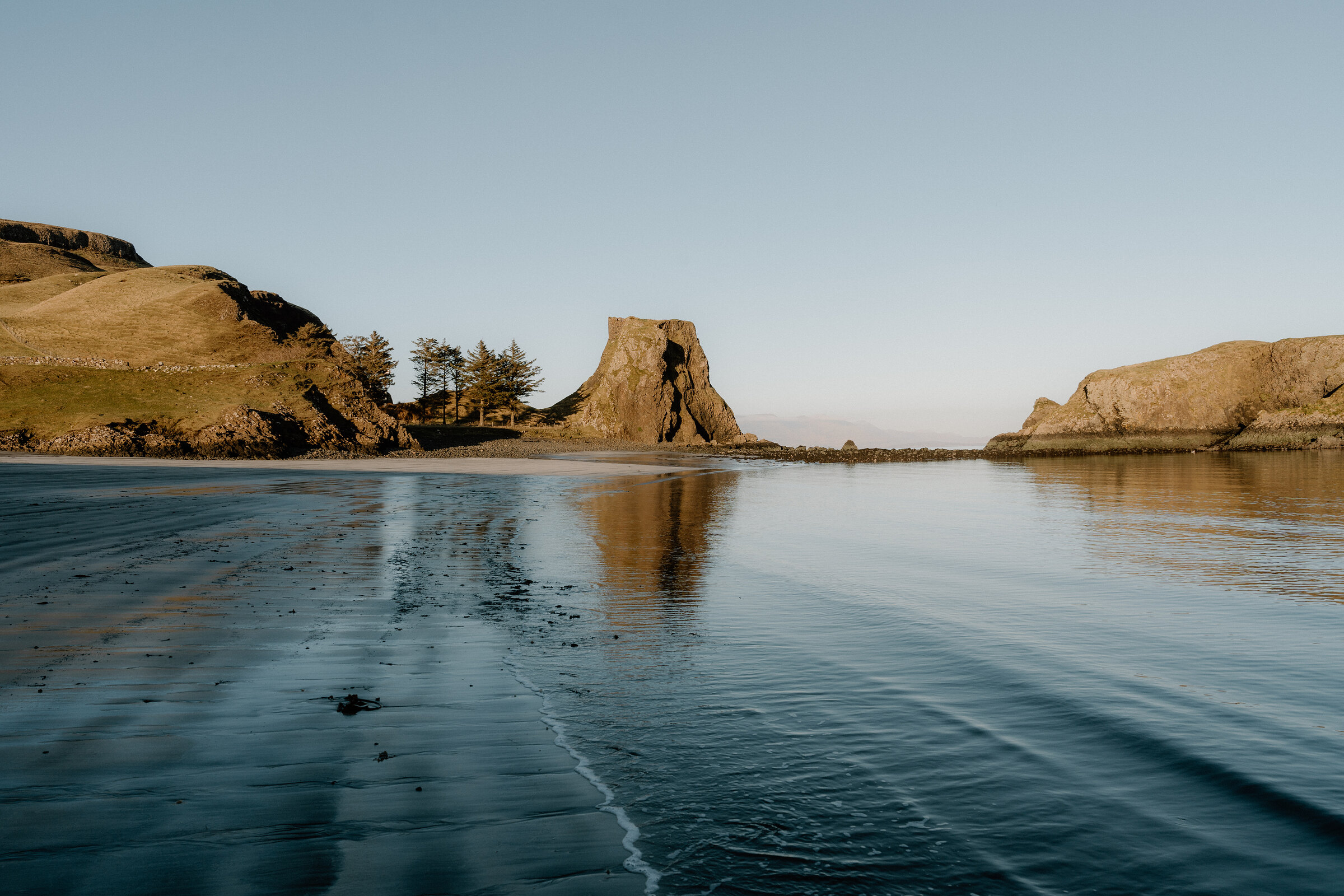 A walk to Coroghon and the black beach on Canna