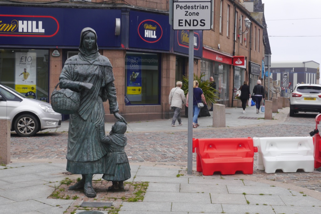 The bronze of Fisher Jessie with a child at her side on Marischal Street, Peterhead.