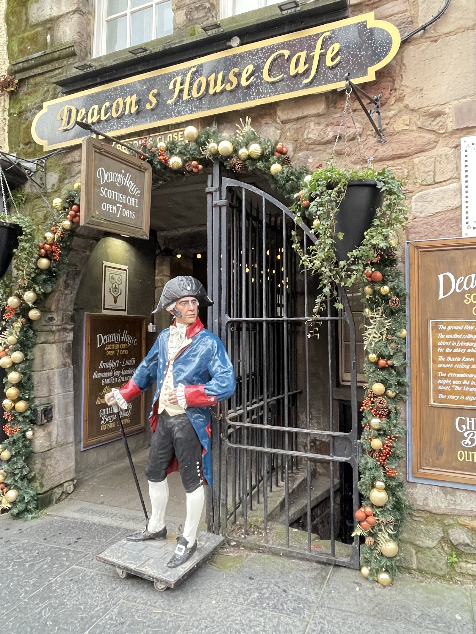 The gate of Deacon's House Cafe in Brodie's Close, a figure of Deacon Brodie at the door.