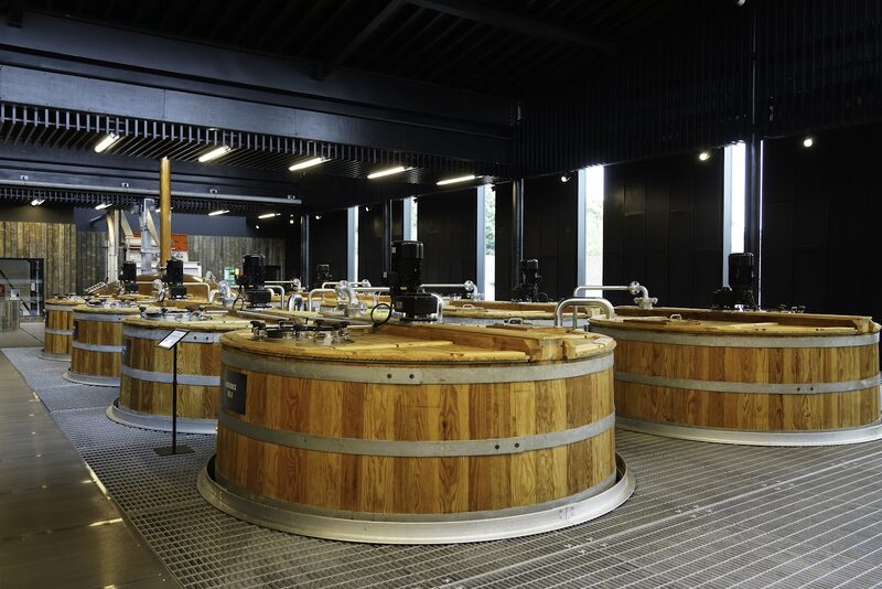 Rosebank Distillery by bus and lunch at the Falkirk Wheel