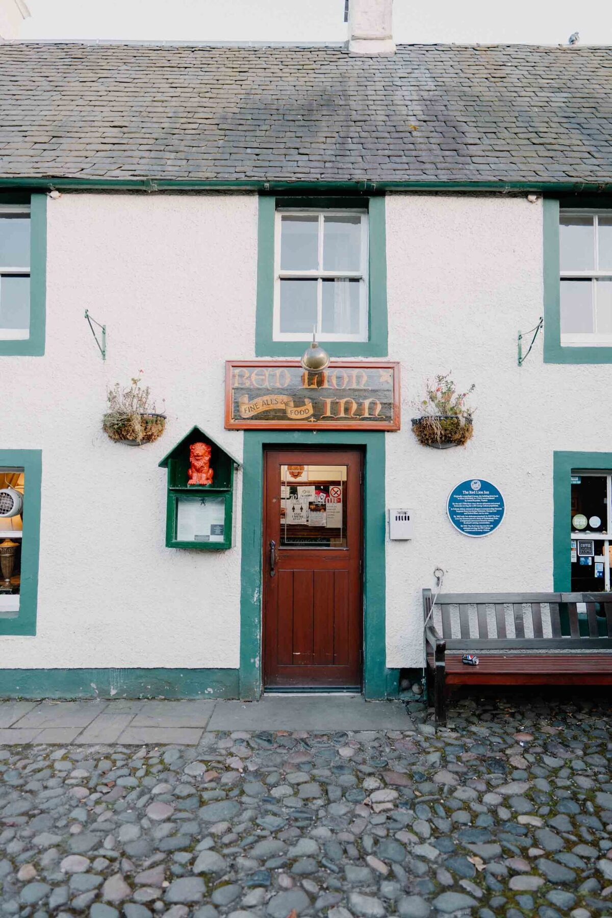The Red Lion's whitewashed front and door on the cobbles of Culross.