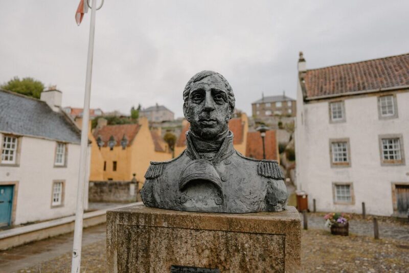 Cochrane's bust with the Scottish and Chilean flags behind.